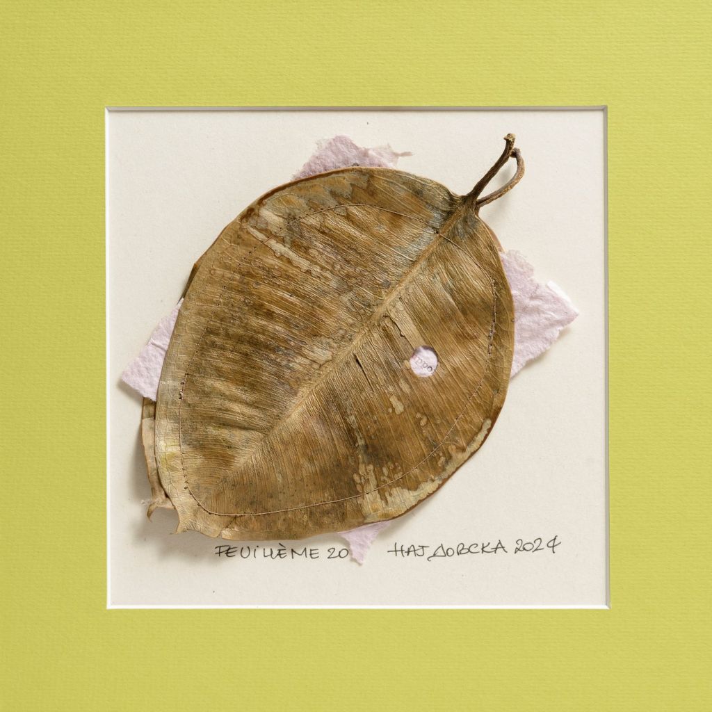 Poème enfermé dans une feuille morte. Création originale de Rosa Najdovski, artiste 